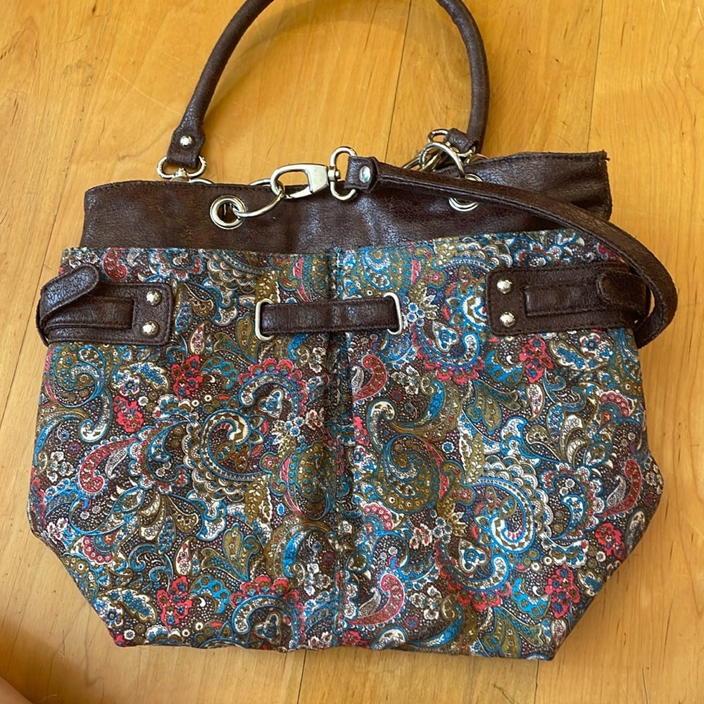 Kalencom bag with unclippable strand and pockets
